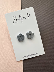 Zoodles Acrylic Studs - Silver Glitter Mini Flowers