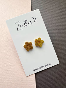 Zoodles Acrylic Studs - Yellow Glitter Mini Flowers